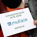 Los funcionarios mutualistas se concentran para pedir solución a Muface 