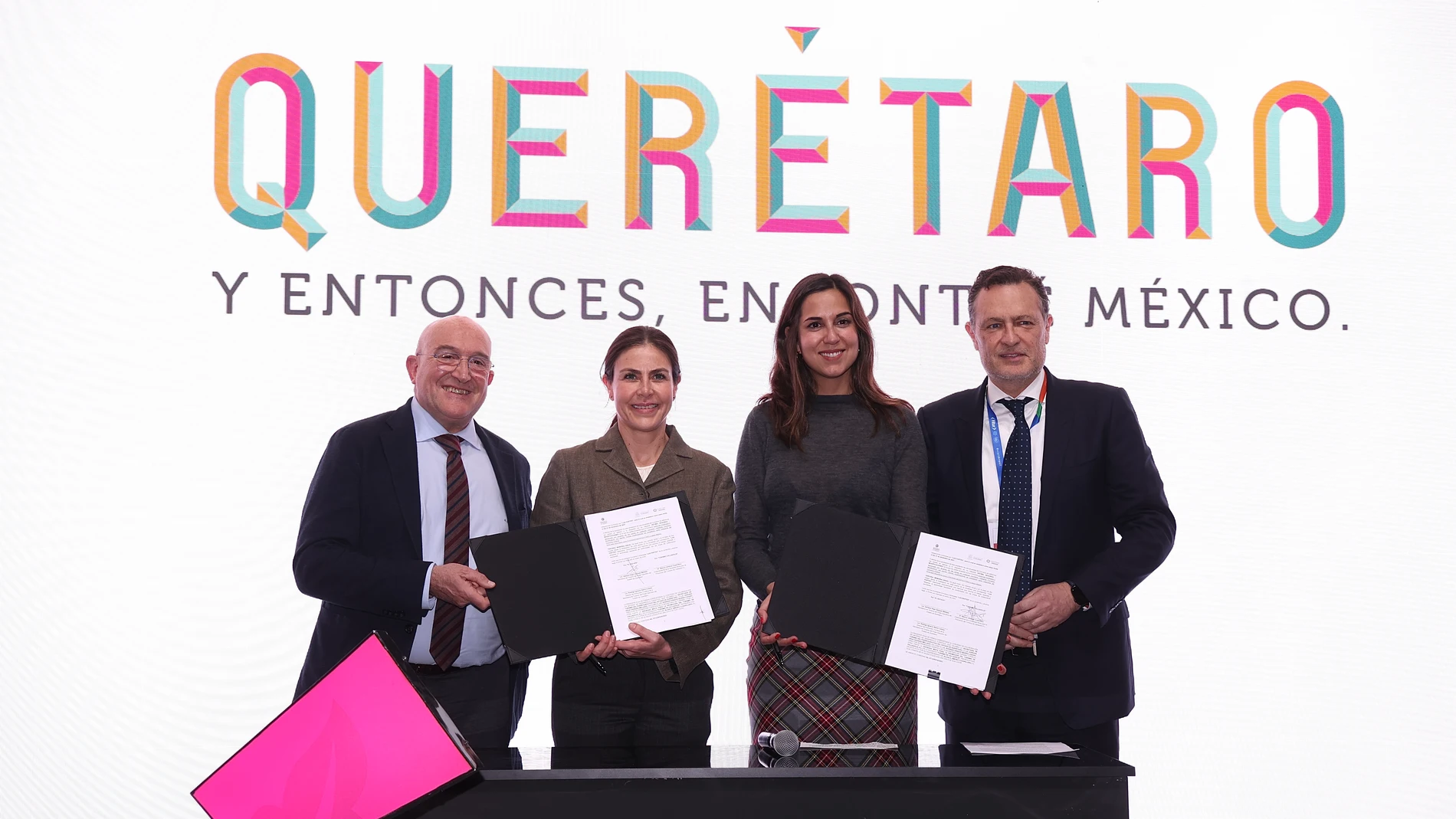 Firma del convenio entre la ciudad de Valladolid y el gobernador mexicano