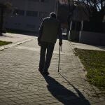 Mayores de la tercera edad pasean y toman el sol en un parque de Madrid.