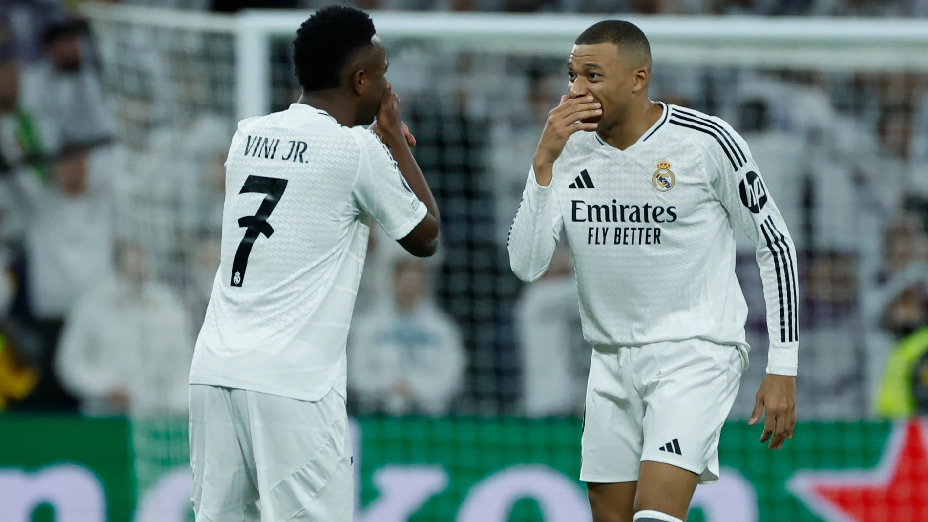 MADRID, 22/01/2025.- El delantero del Real Madrid Kylian Mbappé (d) celebra con Vinicius Junior tras marcar el tercer gol, durante el partido de la Liga de Campeones que Real Madrid y FC Salzburgo disputan este miércoles en el estadio Santiago Bernabéu. EFE/Juanjo Martín