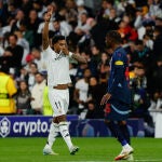 Rodrygo se besa el escudo tras marcar uno de sus dos goles al Salzburgo