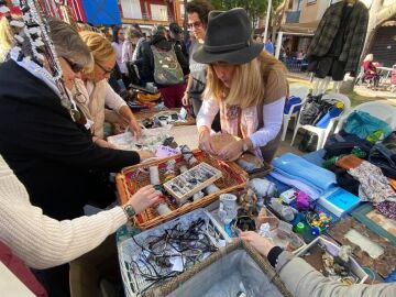 Mercadillo solidario con objetos olvidados en el aeropuerto de Valencia Mercadillo solidario con objetos olvidados en el aeropuerto de Valencia