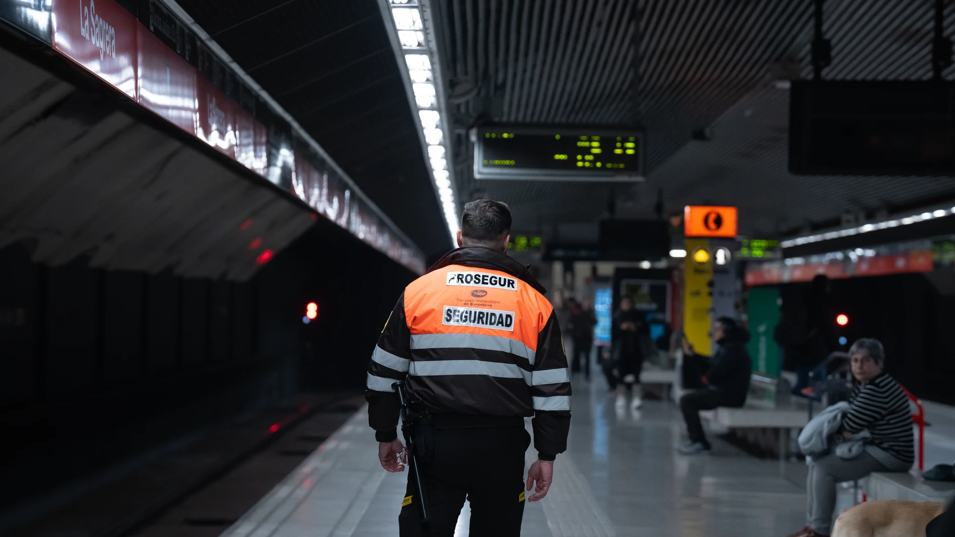 Un vigilante de Metro, a 22 de enero de 2025, en Barcelona, Catalunya (España). La plantilla de Securitas Seguridad España ha convocado una huelga indefinida a partir del domingo 26 de enero después de que un vigilante del Metro de Barcelona perdiese su ojo izquierdo tras la agresión de un joven de 19 años la noche del sábado 18 de enero. El sindicato ha pedido más dotación, formación, prevención y descansos para los trabajadores, y ha asegurado que la agresión "se hubiera podido evitar con u...