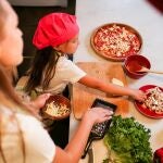 Cocinar con niños es una buena opción para enseñarles a comer bien 