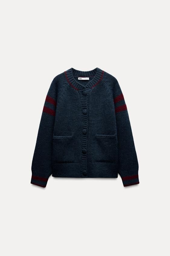 Cárdigan azul, de Zara (35, 95 euros)