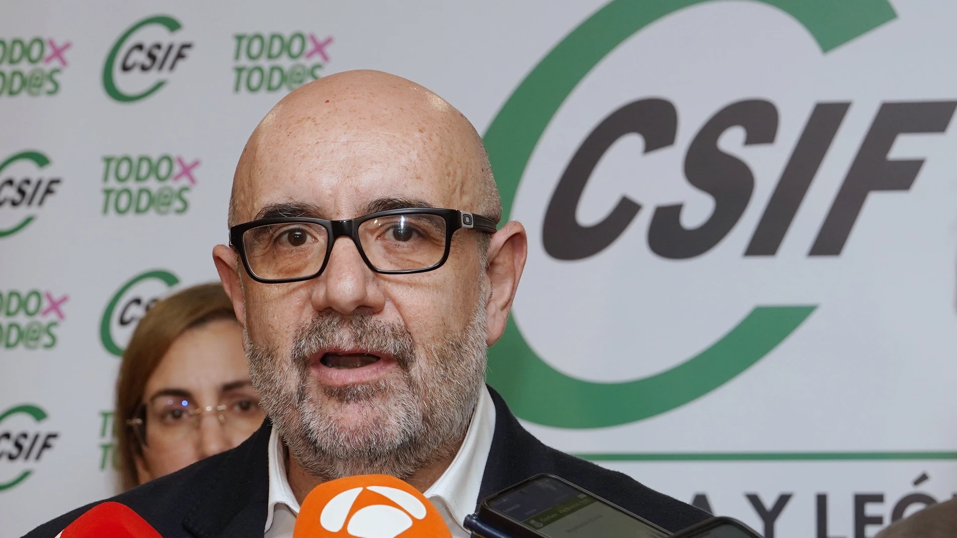 VALLADOLID, 22/01/2025.- Miguel Borra, presidente nacional de CSIF, atiende a los medios tras la reunión que este sindicato ha celebrado este miércoles en Vallladolid. EFE/Nacho Gallego