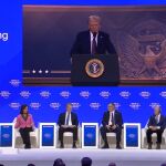 Economía/Finanzas.- Botín y Trump se felicitan mutuamente en Davos y celebran la desrregulación en EEUU