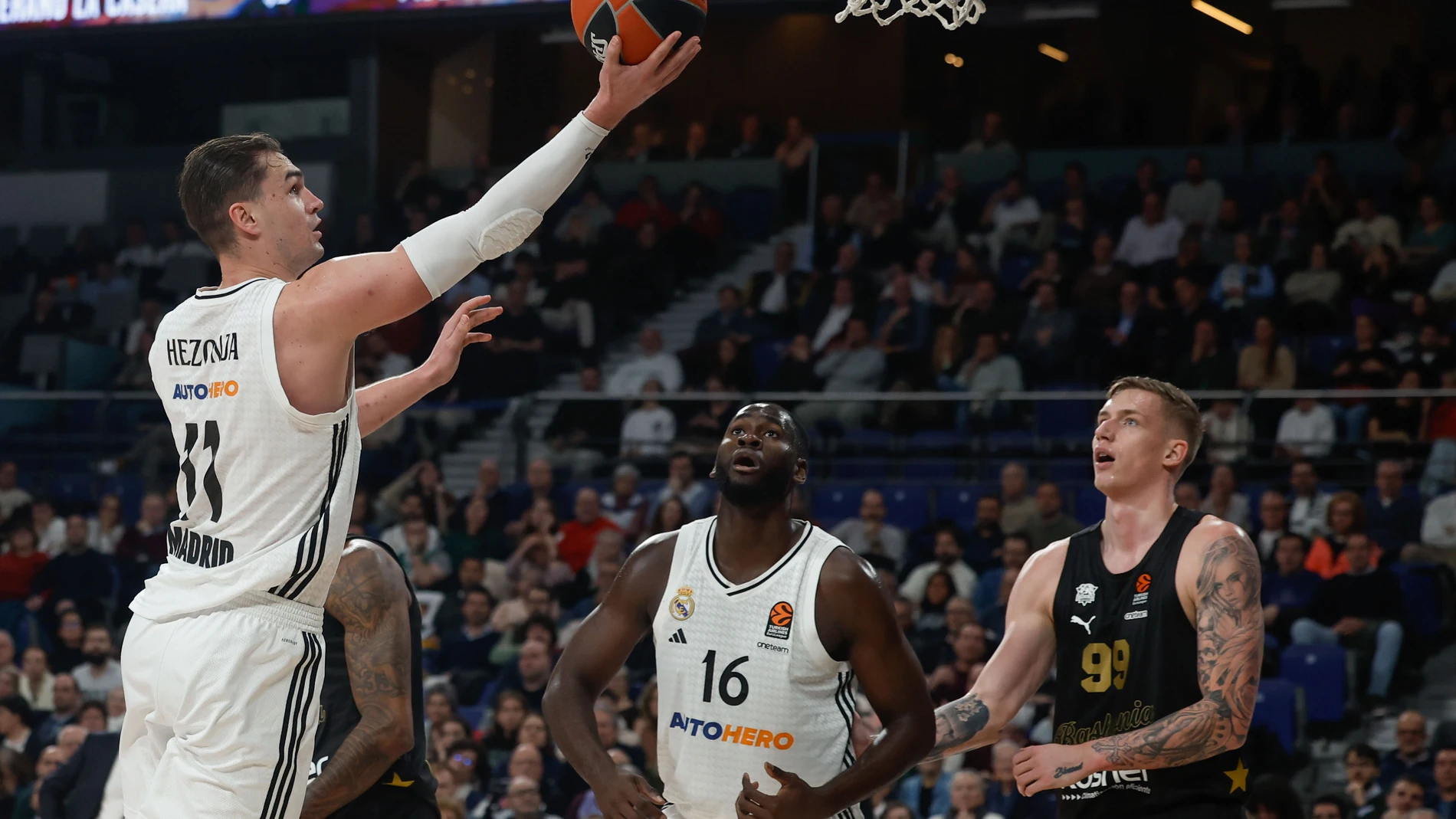 Hezonja se dispone a anotar una bandeja