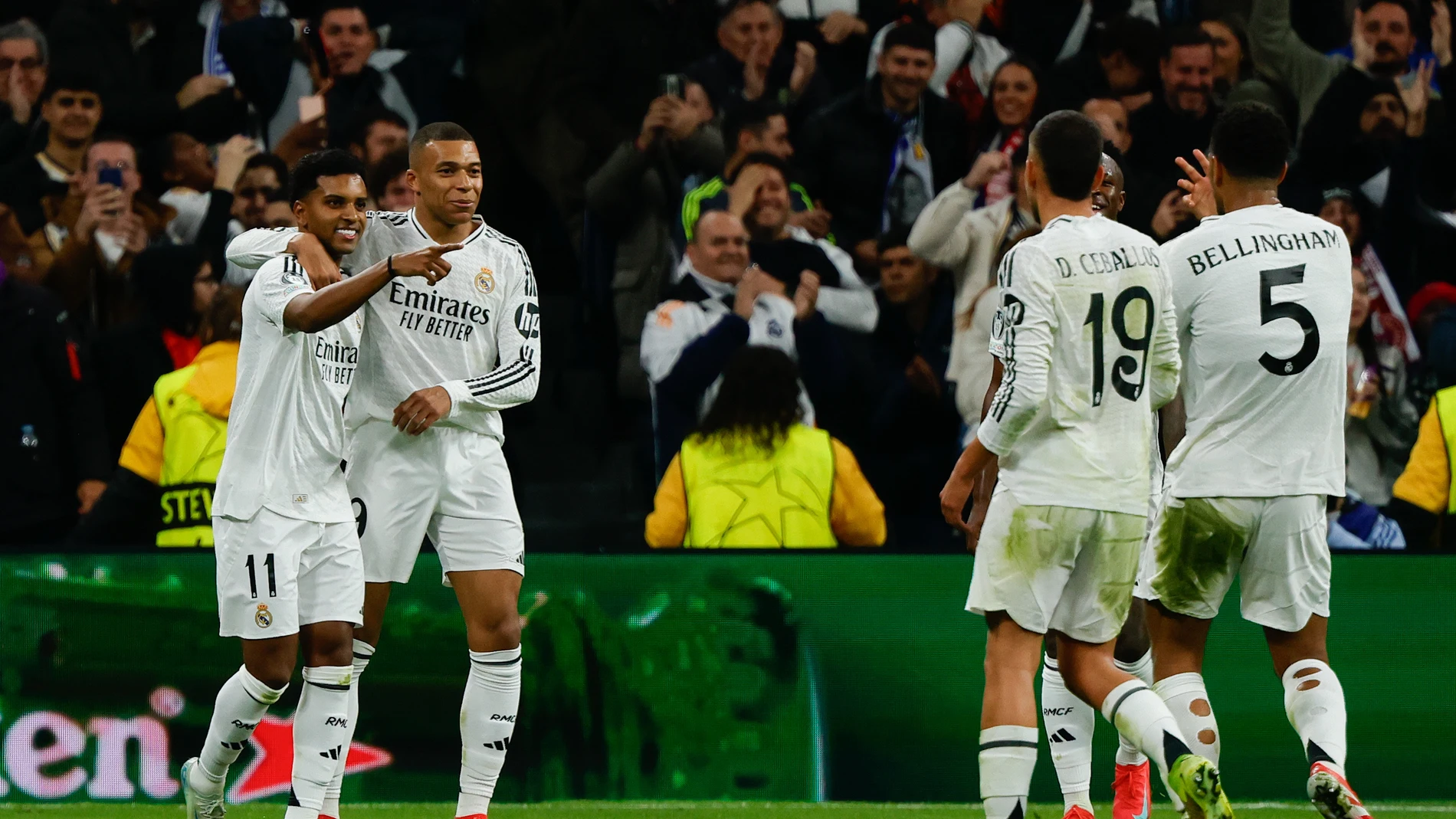Rodrygo, Mbappé, Ceballos y Bellingham celebran un gol al Salzburgo
