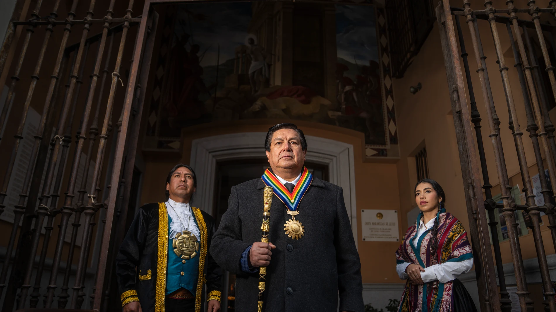 Un hombre representa al inca (izquierda) y una mujer a la coya (derecha); en el centro, Luis Pantoja Calvo, alcalde de Cuzco, el pasado 24 de enero en la iglesia de San Sebastián, donde estuvo el último descendiente de la dinastía