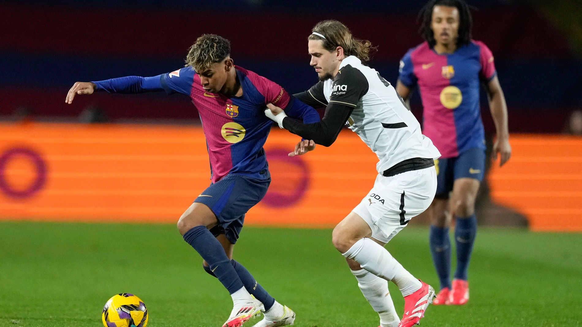 GRAF5449. BARCELONA, 26/01/2025.-BARCELONA, 26/01/2025.- El delantero del FC Barcelona Lamine Yamal y el defensa del Valencia Yarek Gasiorowski, durante el partido de la jornada 21 de LaLiga entre el FC Barcelona y el Valencia CF, este domingo en el Estadi Olímpic Lluís Companys. EFE/ Enric Fontcuberta
