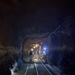 Equipo de científicos en una grieta, a 3 km de profundidad, en Sudáfrica. 