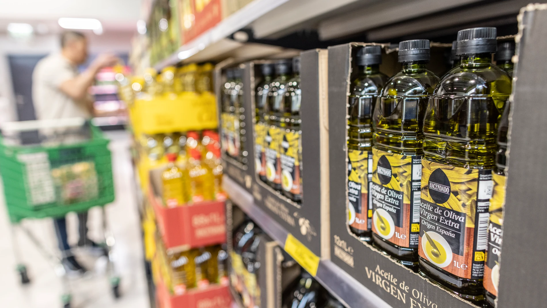 Botellas de aceite de oliva en el supermercado