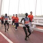 Robots compitiendo en los últimos metros de una media maratón