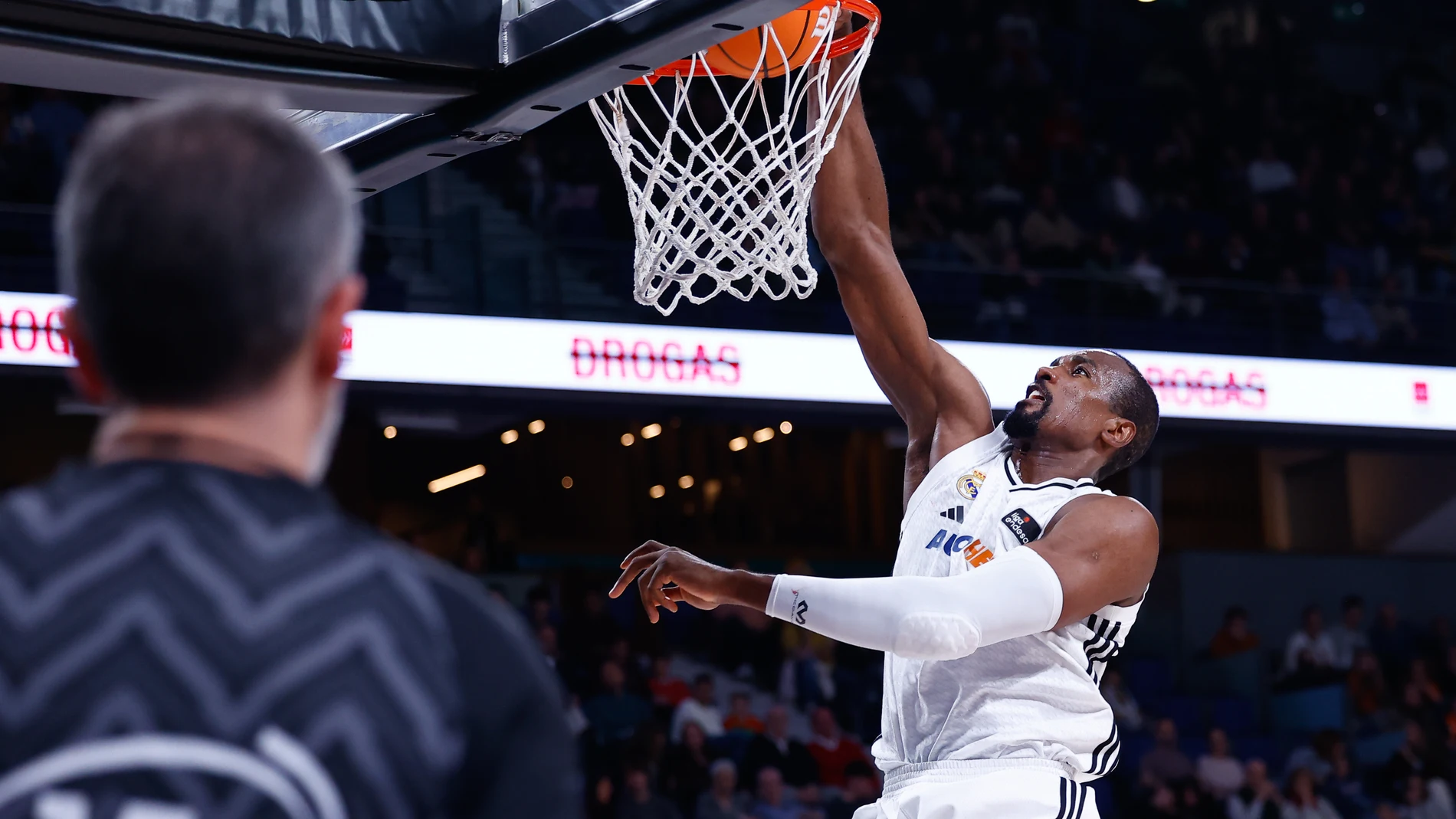 Ibaka se dispone a machacar en el aro del Leyma Coruña