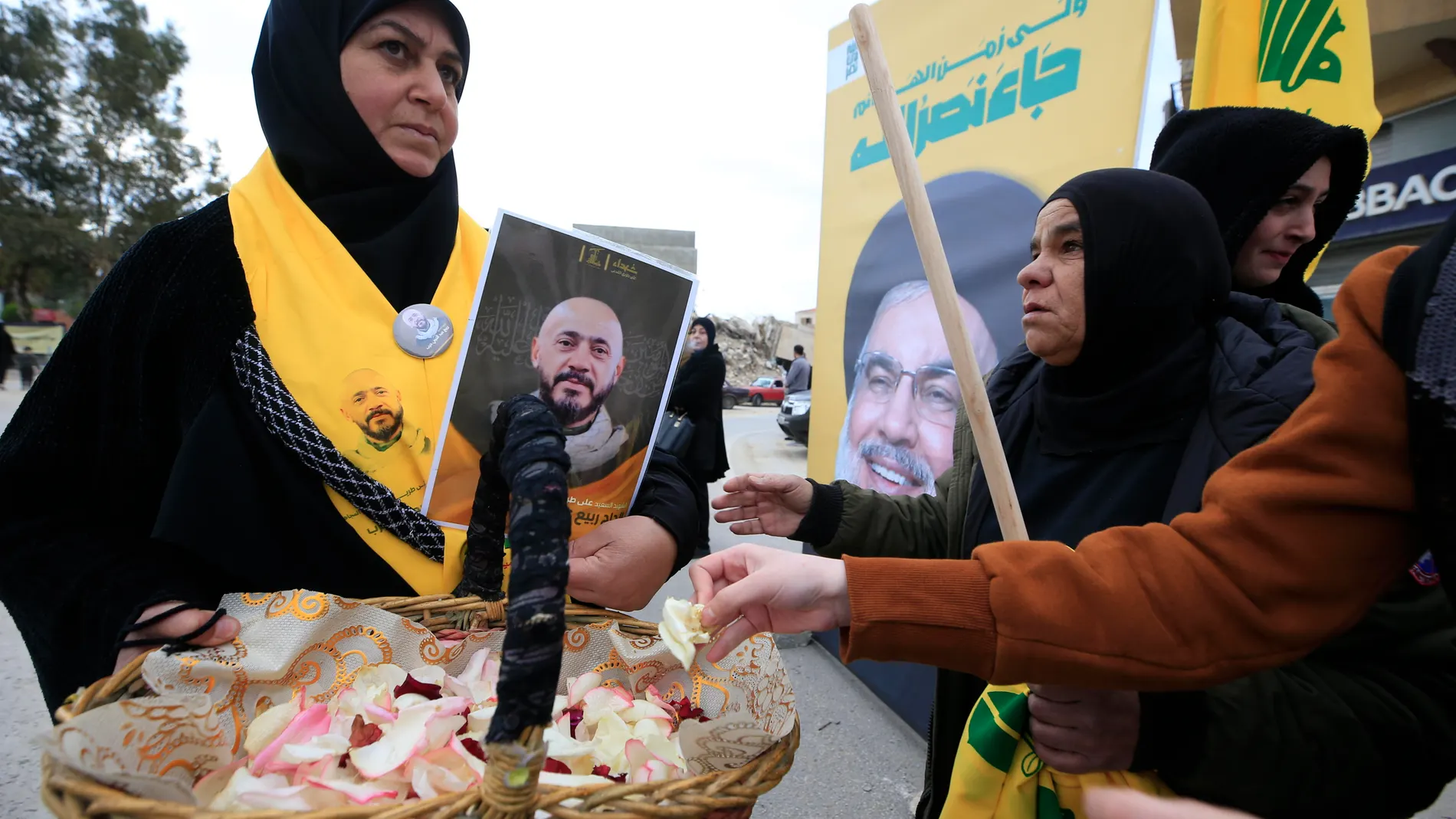 Meiss El Jabal (Lebanon), 26/01/2025.- People throw flower petals on posters of late Hezbollah fighters, after returning to their town in Bint Jbeil, southern Lebanon, 26 January 2025. According to the Lebanese Ministry of Health more than a dozen people were killed when the Israeli army reportedly fired at Lebanese attempting to return to their villages in southern Lebanon. (Líbano, Hizbulá/Hezbolá) EFE/EPA/STR