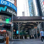 Wall Street abre en rojo y el Nasdaq baja casi un 3 %, arrastrado por Nvidia