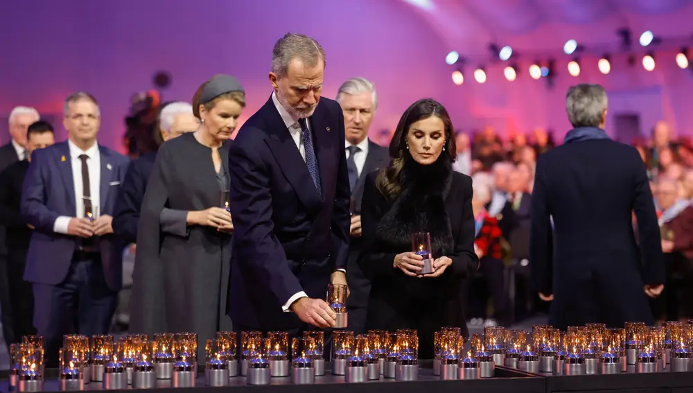 - Los Reyes de España participan en el acto de conmemoración del 80 aniversario de la liberación del campo de exterminio nazi de Auschwitz al que asisten cerca de 60 jefes de Estado, de Gobierno, ministros y diplomáticos, este lunes en Auschwitz-Birkenau (Polonia).