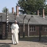 El Papa dice que el Holocausto "no se puede olvidar ni negar" y llama a erradicar el antisemitismo