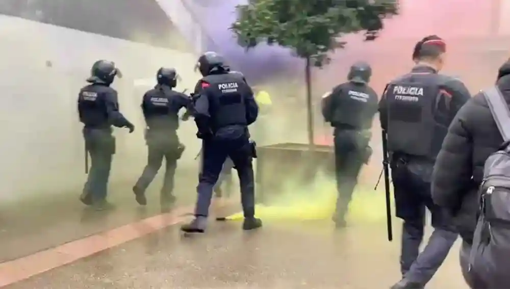Mossos en una carpa de S'ha Acabat, en la UAB