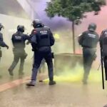 Mossos en una carpa de S'ha Acabat, en la UAB