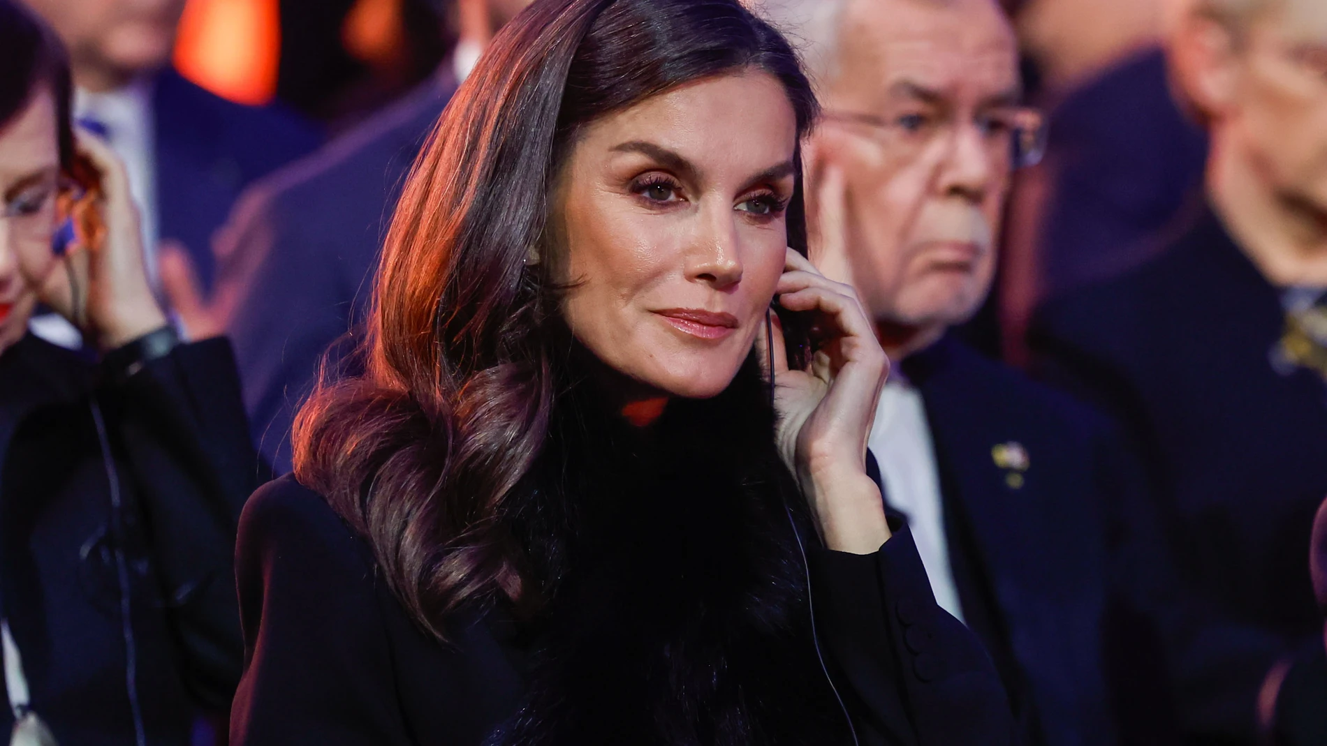 AUSCHWITZ-BIRKENAU (POLONIA), 27/01/2025.- La reina Letizia participa en el acto de conmemoración del 80 aniversario de la liberación del campo de exterminio nazi de Auschwitz al que asisten cerca de 60 jefes de Estado, de Gobierno, ministros y diplomáticos, este lunes en Auschwitz-Birkenau (Polonia). EFE/Juanjo Martín