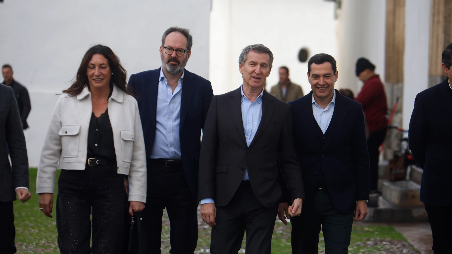 GRAFAND6019. CÓRDOBA, 27/01/2025.- El presidente del PP, Alberto Núñez Feijóo (2d), junto al presidente de la Junta de Andalucía, Juanma Moreno (d), y la consejera de Inclusión Social, Loles López (2i), a su llegada a la residencia de Mayores Fundación Hospital San Jacinto y Nuestra Señora de los Dolores este lunes en Córdoba y donde ha dicho que el senador del PP y expresidente de la Diputación de Ourense José Manuel Baltar Blanco -condenado por el Tribunal Supremo a 1.800 euros de multa y a...