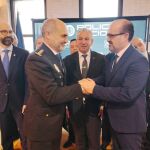 Marco Morala saluda al nuevo comisario de Ponferrada en presencia de Nicanor Sen