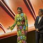 Yolanda Ramos y Daniel Guzmán en el escenario de los Premios Feroz de 2025