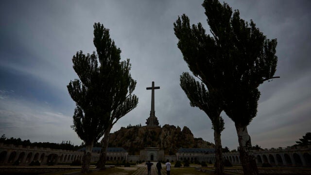 La cruz del Valle de los Caídos domina el complejo monumental