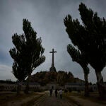La cruz del Valle de los Caídos domina el complejo monumental