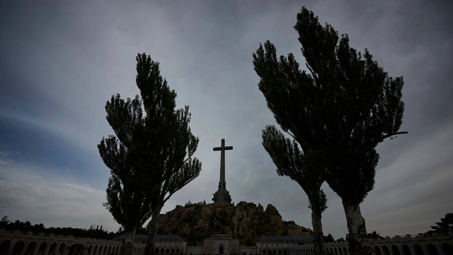 La cruz del Valle de los Caídos domina el complejo monumental