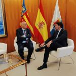 El presidente del Banco Sabadell, Josep Oliu, con el alcalde Alicante, Luis Barcala, ayer en el Ayuntamiento de Alicante