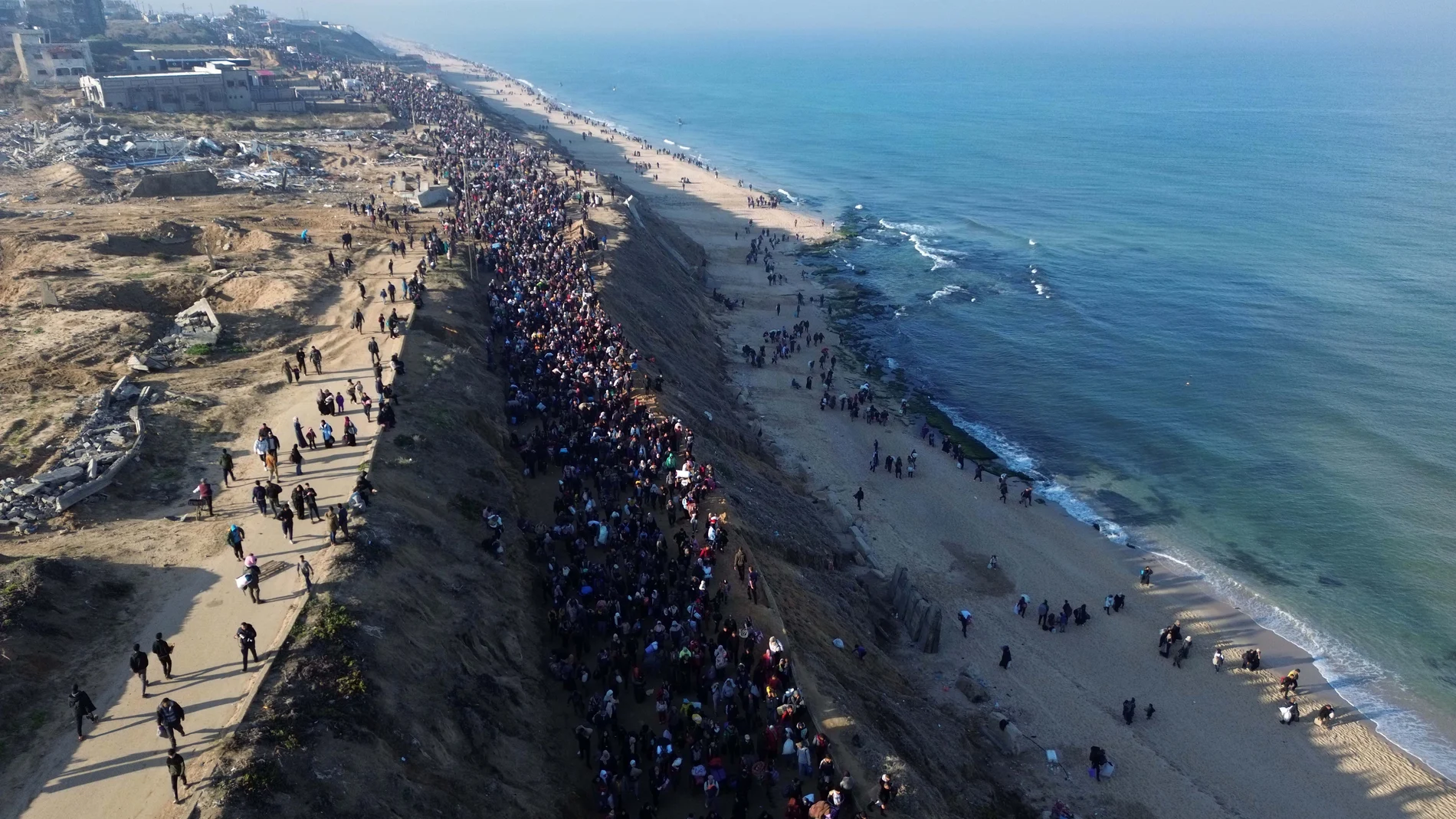 GAZA, Jan. 27, 2025 -- Aerial photo taken on Jan. 27, 2025 shows displaced people on their way home to the north of the Gaza Strip, near al-Nuseirat refugee camp in central Gaza Strip. Tens of thousands of Palestinians began returning to their homes in Gaza City and the northern parts of the coastal enclave on Monday after 15 months of forced displacement. Europa Press/Contacto/Rizek Abdeljawad 27/01/2025 ONLY FOR USE IN SPAIN