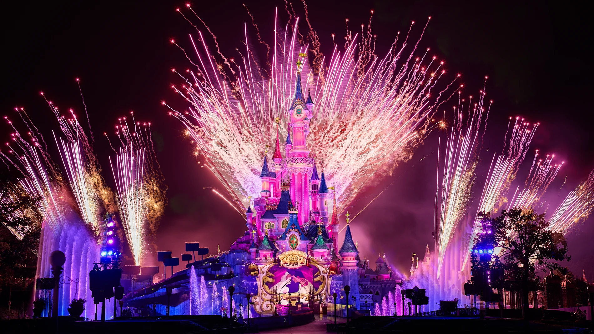 Vista del castillo de Disneyland Paris durante el espectáculo nocturno Disney Tales of Magic