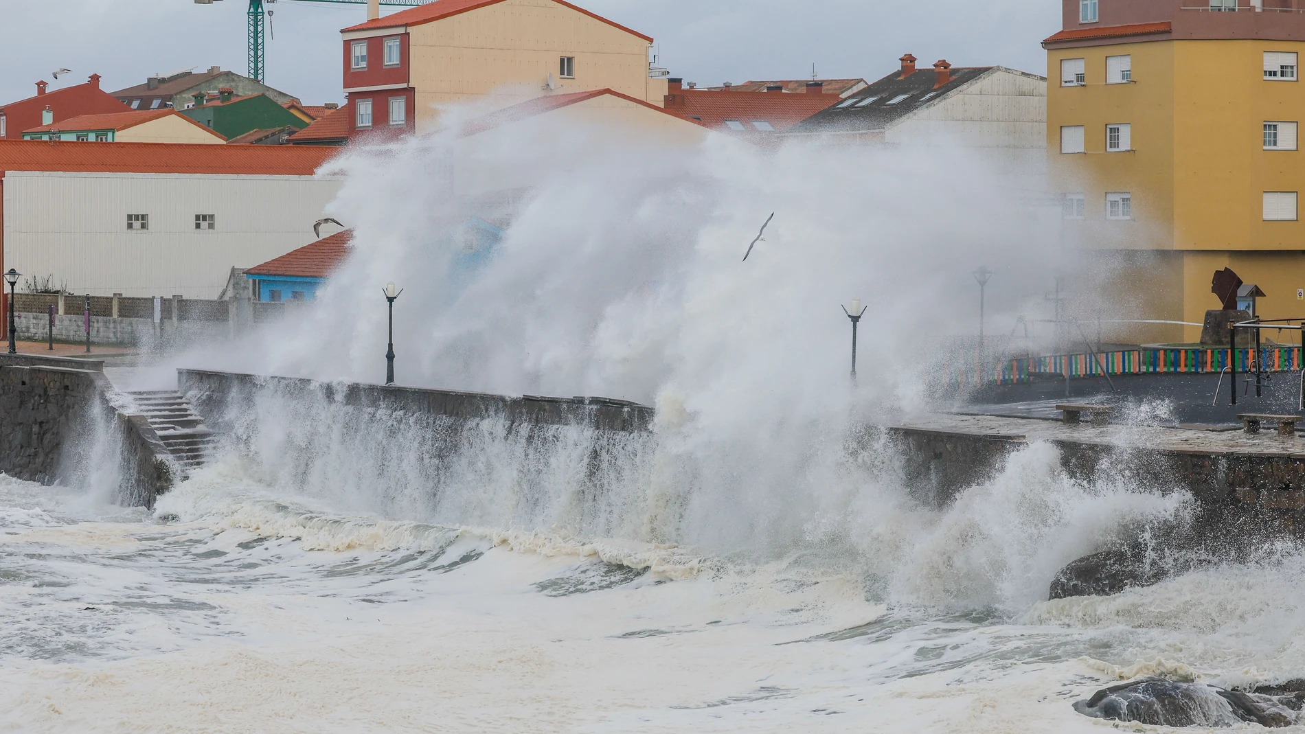 La influencia de la profunda borrasca Herminia mantiene a toda España, salvo Navarra y las Canarias, en aviso por fuerte temporal de lluvia, viento, nieve y mala mar, con especial incidencia en Galicia, donde hay aviso rojo (riesgo extremo) por olas que alcanzarán los 12 metros, informa la Aemet en su web. EFE/Lavandeira jr