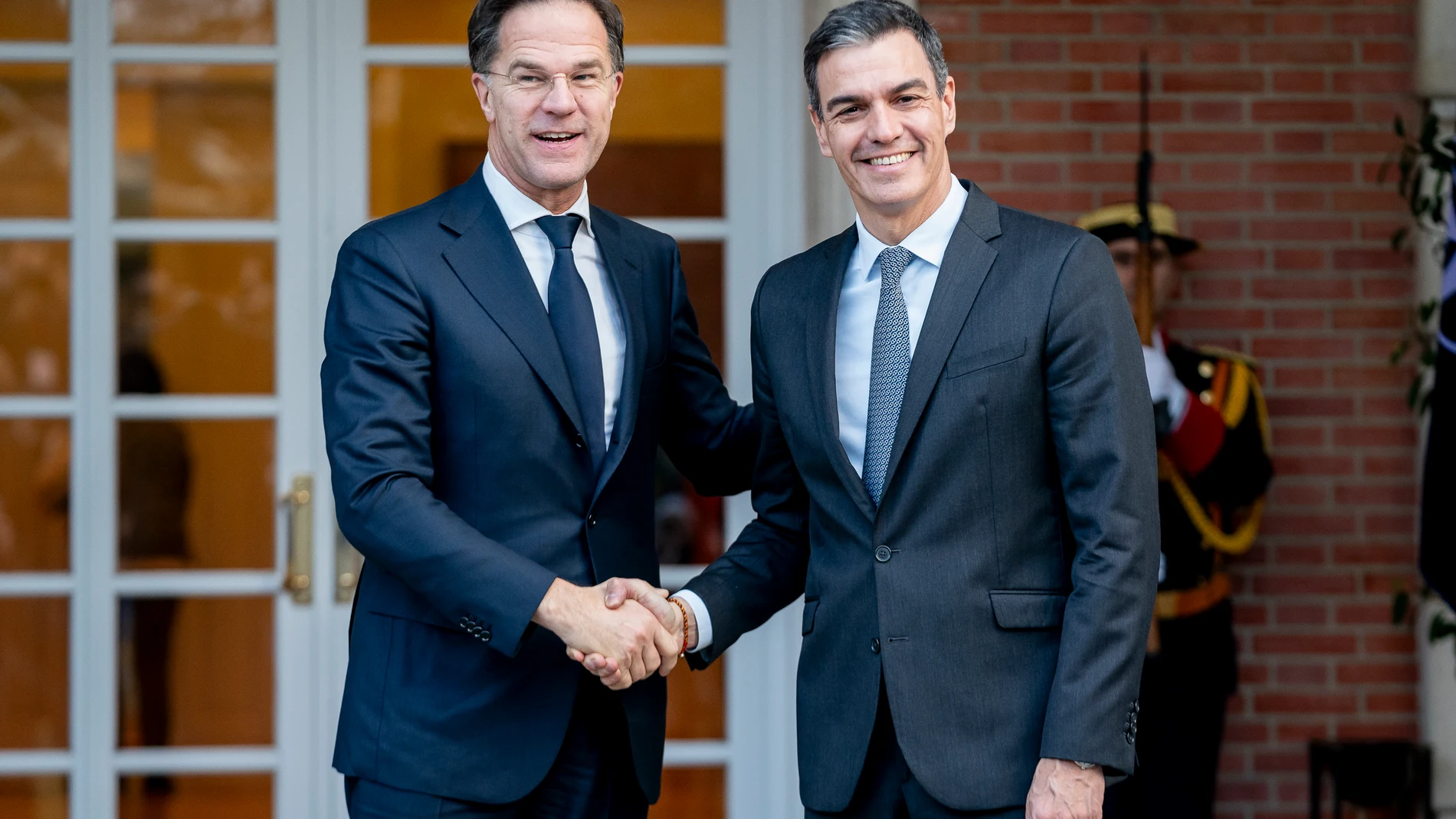El presidente del Gobierno, Pedro Sánchez (d), recibe al secretario general de la OTAN, Mark Rutte (i), en el Complejo de la Moncloa, a 27 de enero de 2025, en Madrid (España).Rutte se reúne por primera vez con Sánchez en España después de que fuera elegido el pasado mes de octubre, con el presupuesto para el gasto en defensa en el centro del debate. 27 ENERO 2025 A. Pérez Meca / Europa Press 27/01/2025