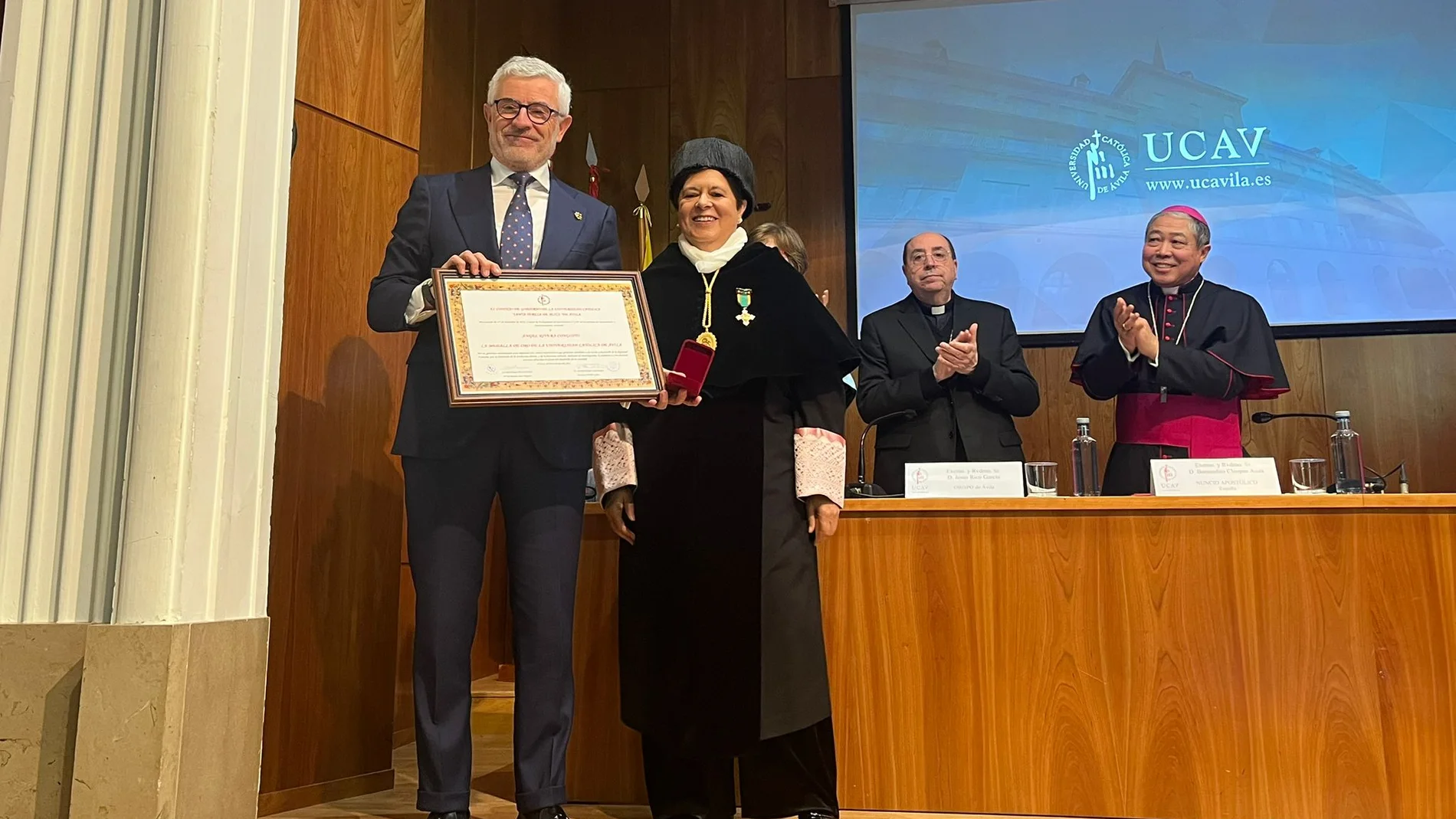 La rectora Sáez Yuguero hace entrega de una distinción en presencia del nuncio apostólico Bernardito Auza