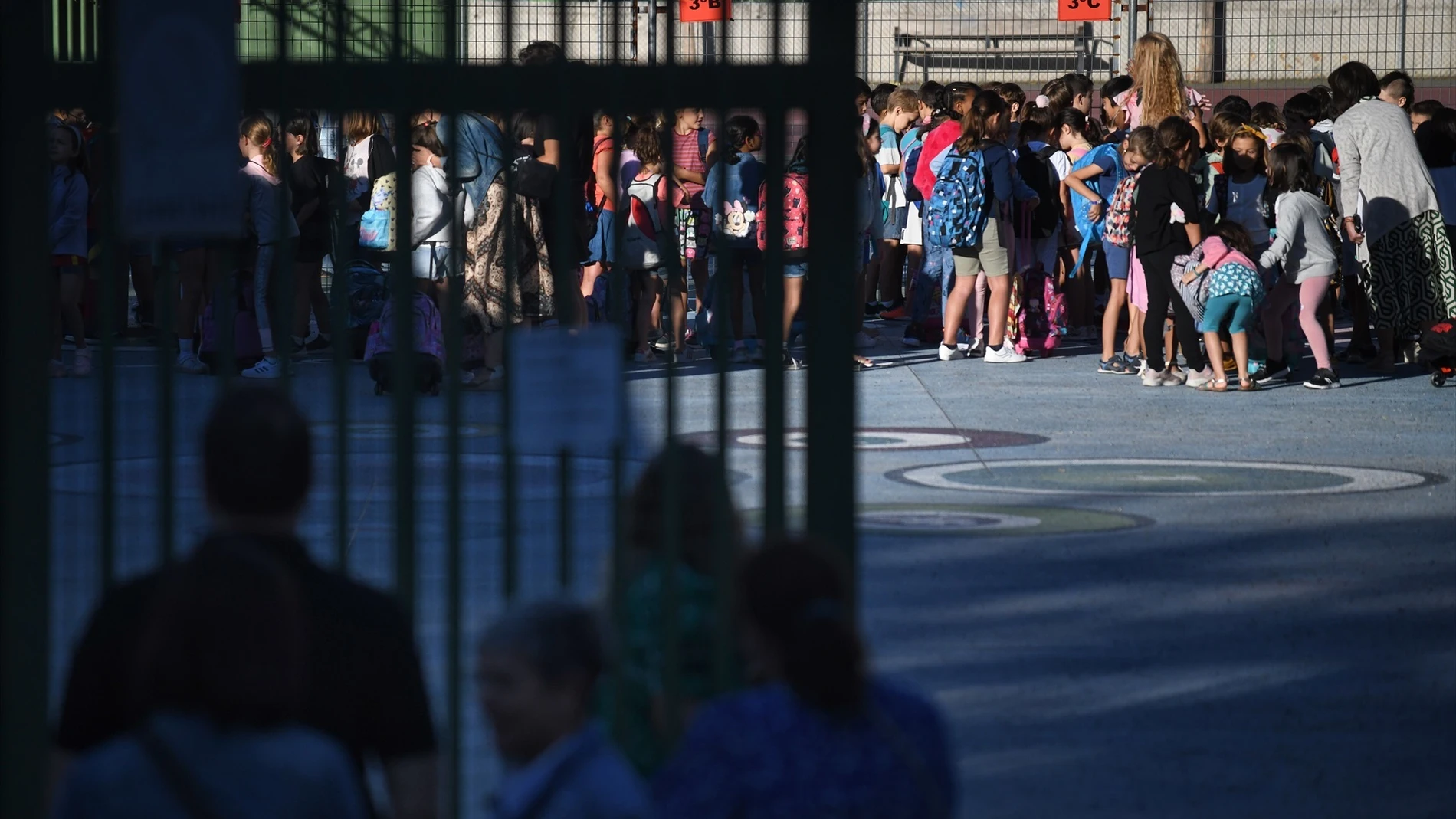 Niños en el patio el primer día de colegio
