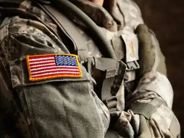 Los soldados del Ejército de Estados Unidos llevan la bandera de EEUU al revés en sus uniformes Soldado ejército Estados Unidos muestra bandera americana