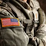 Los soldados del Ejército de Estados Unidos llevan la bandera de EEUU al revés en sus uniformes