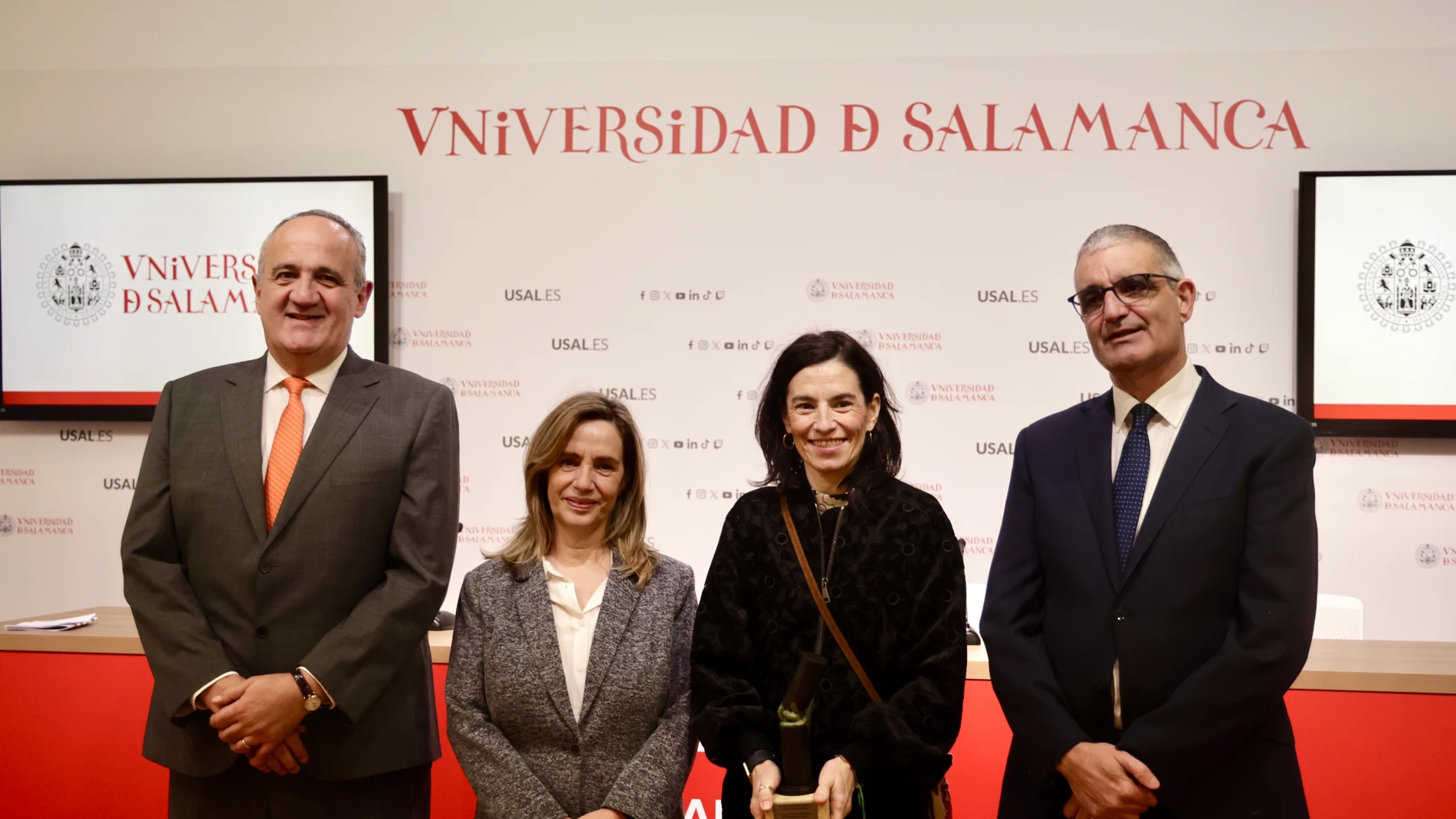 La investigadora del Centro de Investigación Médica Aplicada de la Universidad de Navarra y vinculada al departamento de Pediatría de la Clínica Universidad de Navarra, Marta M. Alonso, atiende a los medios de comunicación junto a la vicerrectora de Grado y Calidad, Berta Gutiérrez; el director del Centro de Investigación del Cáncer, Xosé Bustelo; y el secretario de la Fundación doctores Diz Pintado, Nicolás Rodríguez, antes de recoger el XIV Premio Nacional de Investigación en Cáncer Doctores Diz Pintado.