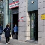 Varias personas llegan a una Oficina de Empleo, a 28 de enero de 2025, en Madrid (Espa&ntilde;a). 