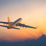 Avión sobrevolando las nubes