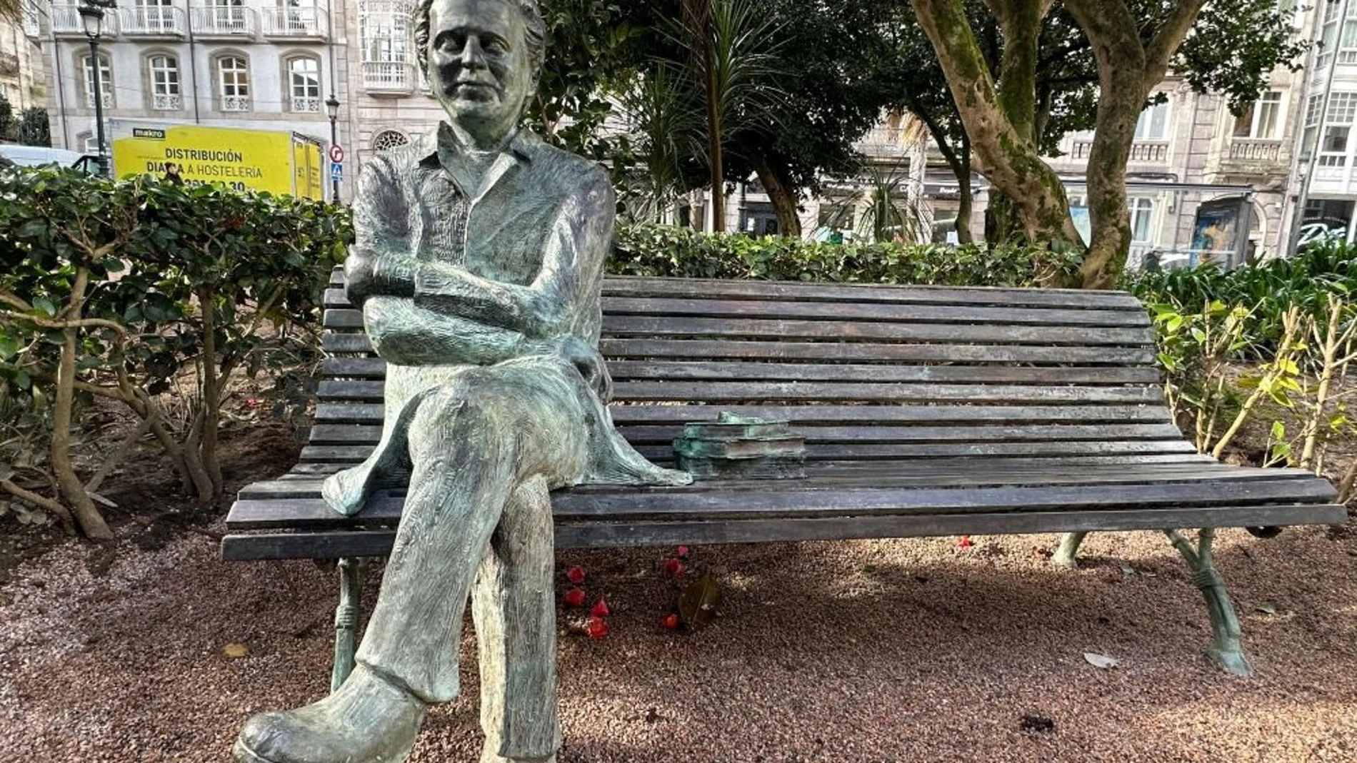 Imagen de la escultura del novelista en la ciudad olívica.