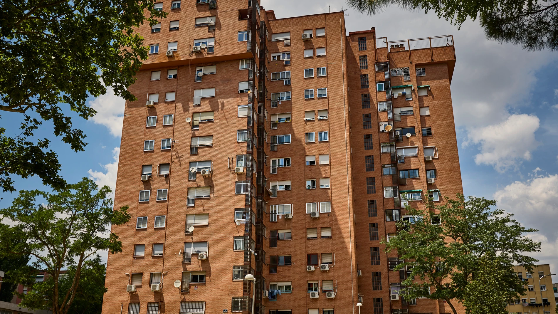 Bloques de edificios situados en la calle Cullera 14 en el barrio madrileño de Lucero donde sus vecinos se quejan de la proliferación de narcopisos donde se distribuye la droga.