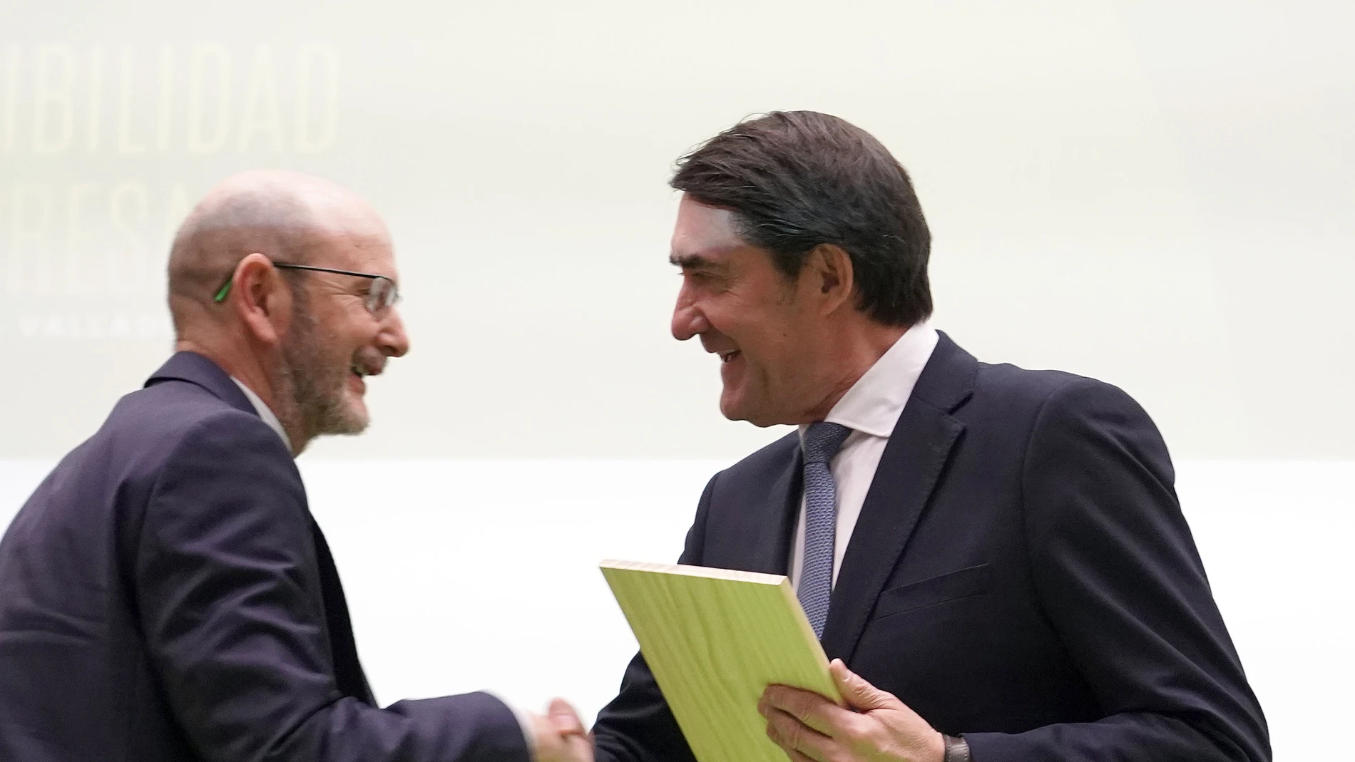 Suárez-Quiñones entrega uno de los reconocimientos