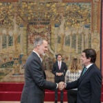 Mañueco conversa con Felipe VI a su llegada a la reunión del Patronato de la Fundación pro Real Academia Española en el Palacio de El Pardo
