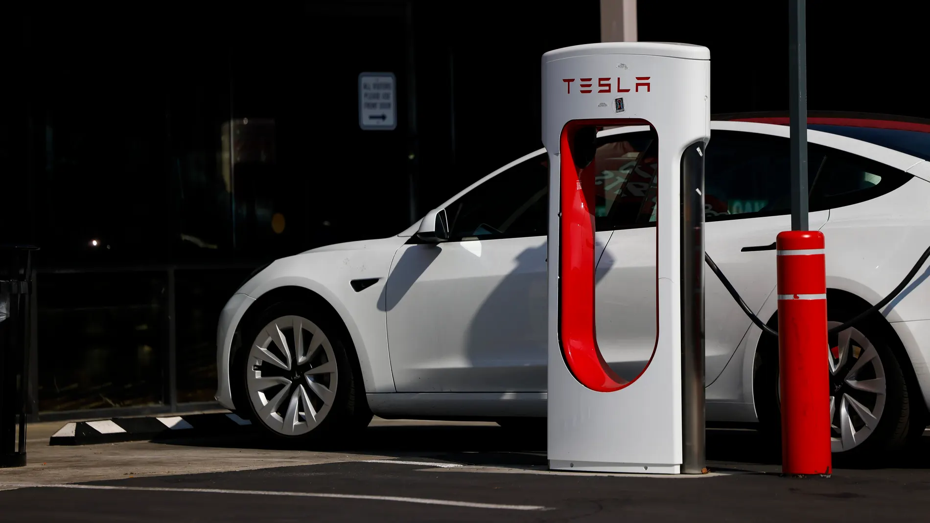 Burbank (United States), 29/01/2025.- A Tesla car is parked at a charging station in Burbank, California, USA, 29 January 2025. Tesla is set to report its fourth-quarter earnings after the close of the US stock market. EFE/EPA/CAROLINE BREHMAN