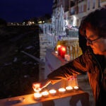 Vecinos de Paiporta encienden velas cerca del Barranco del Poyo este miércoles, cuando se cumplen tres meses de la dana